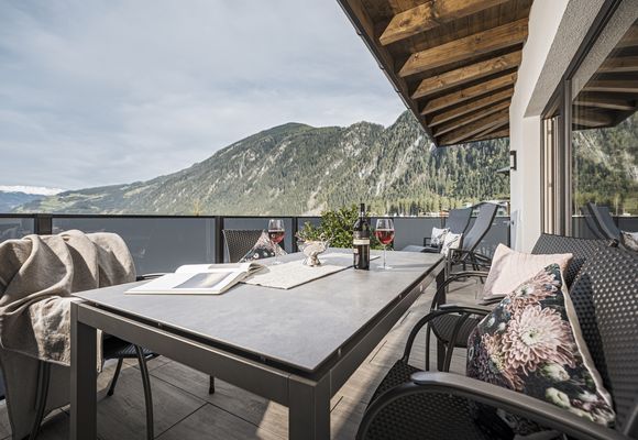 Sky Loft SILVER – terrace west side with a view of the Penken cable car