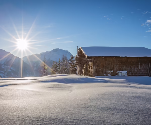 Tief verschneites Zillertal